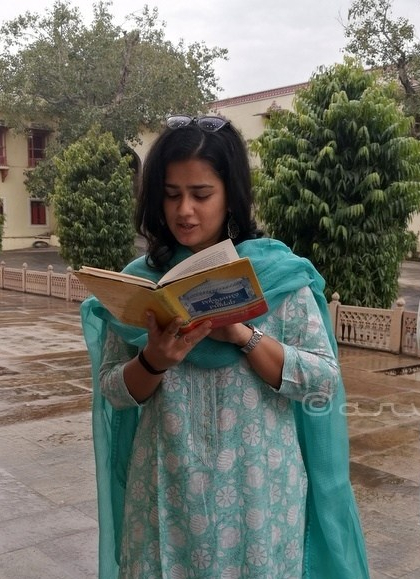 women-jaipur-court-walking-tour-city-palace