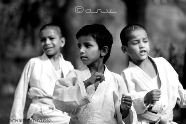 happy-indian-kids-in-jaipur-monochrome-photo