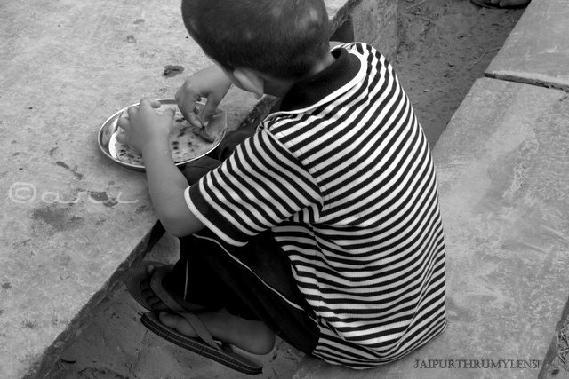 indian-kid-eating-food-street-photography-jaipur