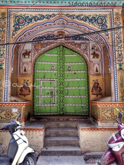 painted-door-jaipur-haveli-architecture-walled-city