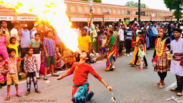 jaipur-teej-festival-mela-man-throwing-flame