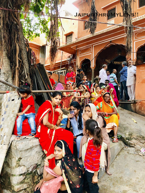 ladies-waiting-in-bazaar-jaipur-teej-festival-mela