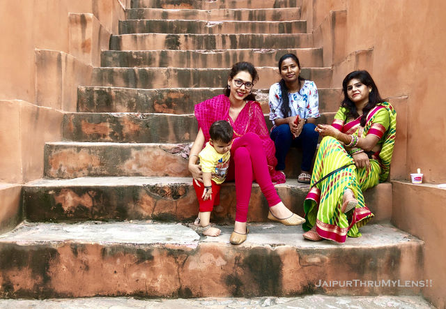 rajasthani-women-celebrating-teej-festival-jaipur-leheria-print