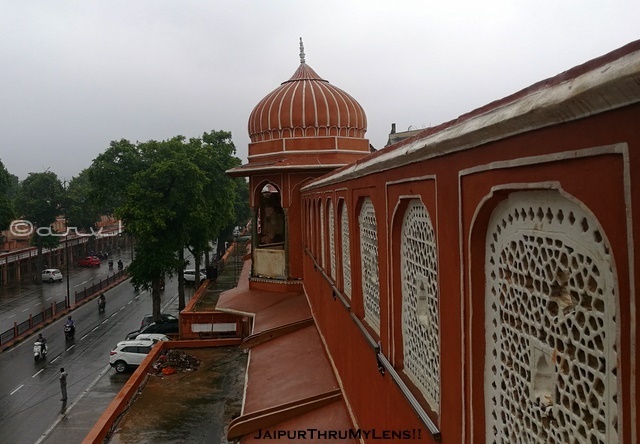 tripolia-bazar-jaipur-shops-during-rain