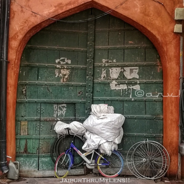 wooden-green-door-jaipur-walled-city-india