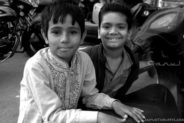portrait-street-photography-india-jaipur-boys