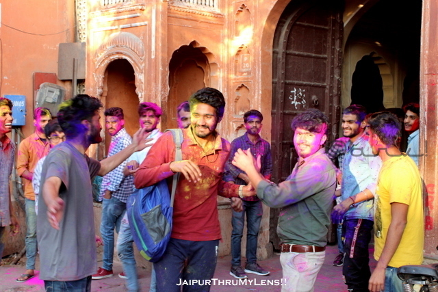 boys-street-playing-holi-celebration-jaipur