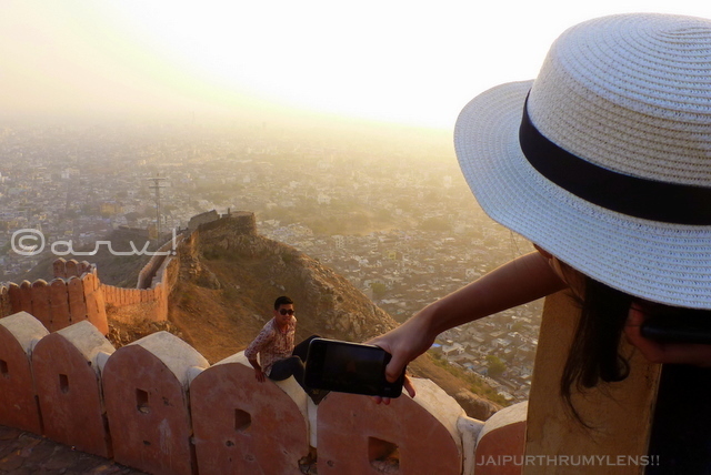 nahargarh-fort-jaipur-sunset-point-hiking-climbing-tourist