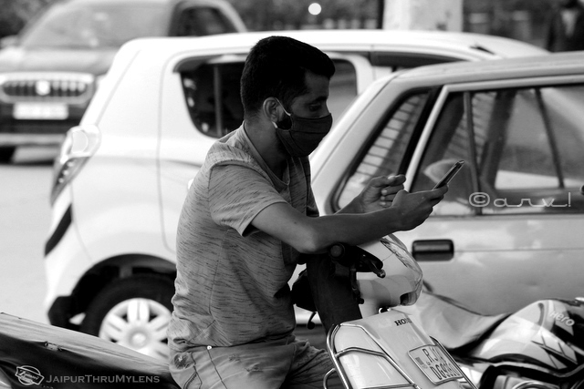 boy-face-mask-on-bike-jaipur-street-scene-photography-monochrome