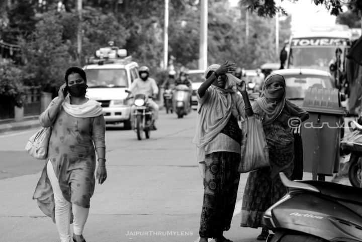 candid-street-scene-photography-jaipur-indian-women-public
