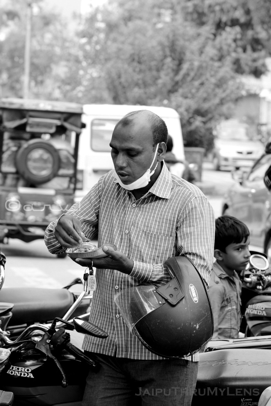 indian-man-eating-famous-street-food-kachori-jaipur-candid-photography
