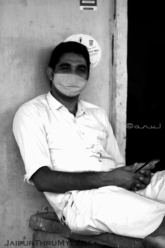 indian-man-face-mask-jaipur-street-photography-candid
