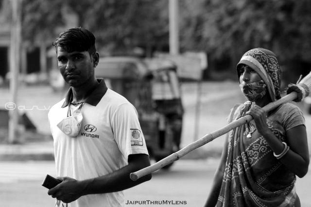 man-and-woman-street-sweeper-jaipur-india-street-photography-monochrome