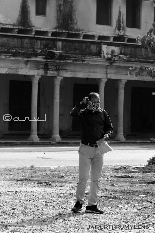 man-feeding-pigeon-in-jaipur-street-scene-photography