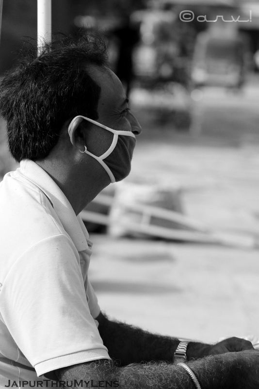 man-with-face-mask-jaipur-street-portrait-photography-india