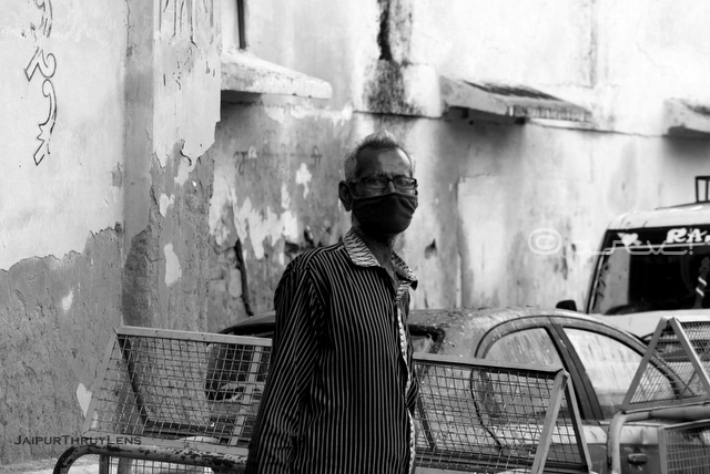 old-man-with-face-mask-jaipur-street-photo-monochrome