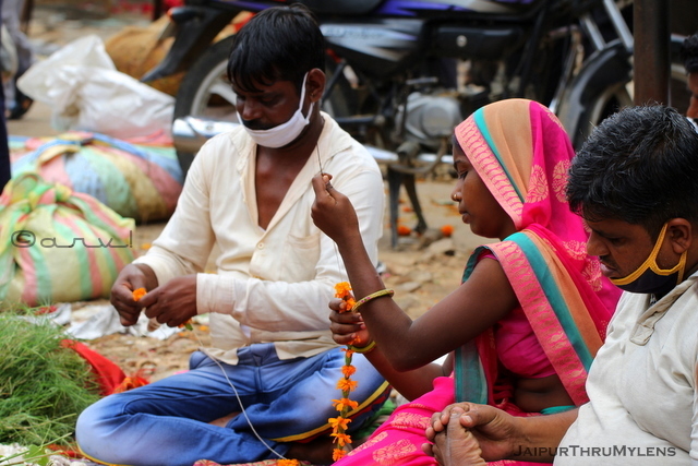 jaipur-phool-mandi-vendors-making-garlands