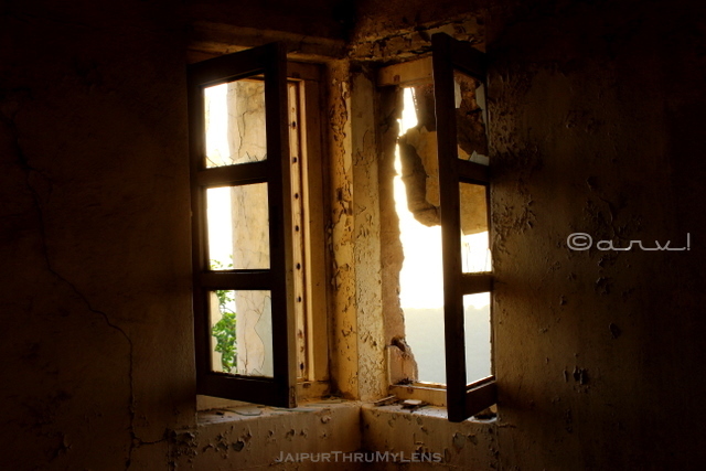 windows-abandoned-government-building-jaipur-india