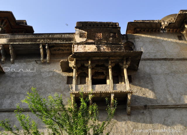 old-window-architecture-in-jaipur-heritage-walk-amer