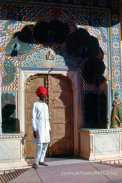 jaipur-old-photo-city-palace-gate-peacock-1970