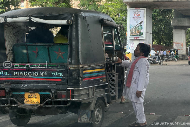 dakot-brahmin-jaipur-seeking-money-on-saturday