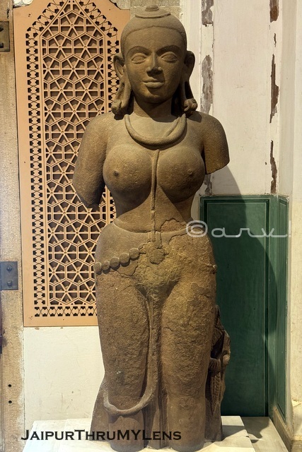 yakshi-statute-hindu-mythology-albert-hall-jaipur