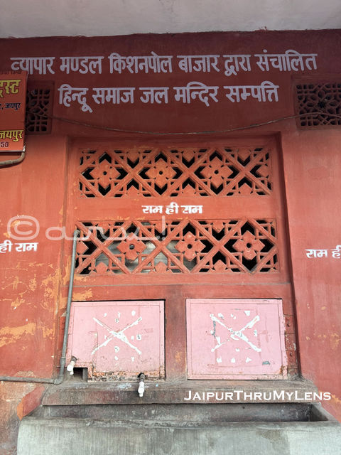 indian-tradition-serving-water-jal-mandir-jaipur-pyau