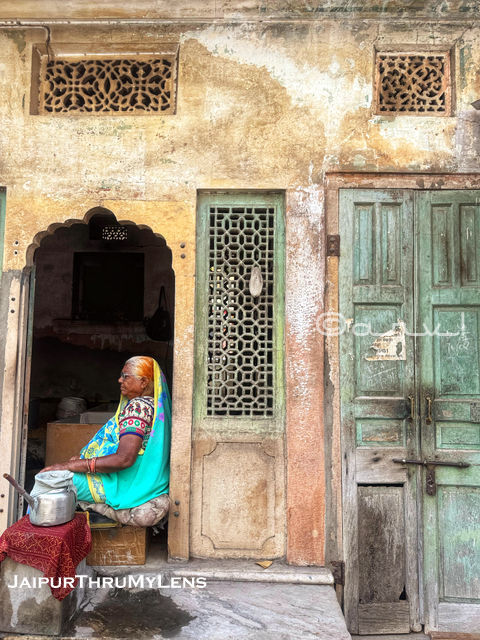 woman-serving-at-water-pyau-drinking-jaipur-culture-tradition