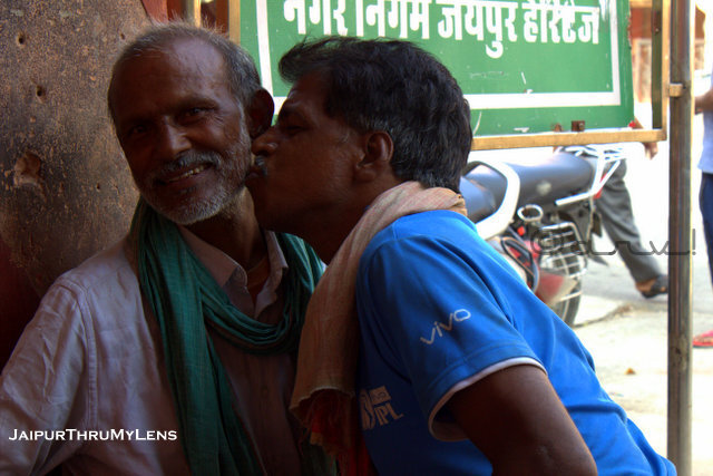 street-photography-jaipur-indian-men-friends
