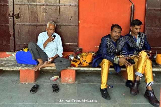 jaipur band members waiting at khanda badi chaupar